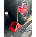 La cale de roue avec panneau STOP et chaîne antivol pour camion