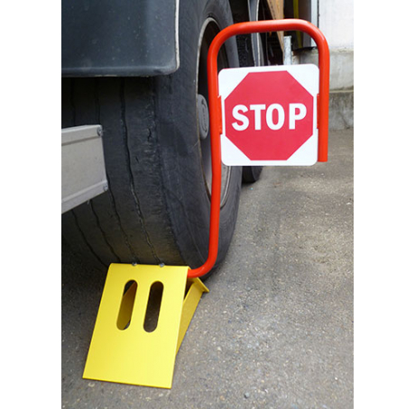 cale de roue acier pour camion avec panneau STOP