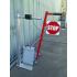 cale de roue manuelle pour camion avec panneau STOP